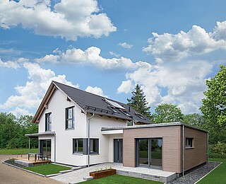 Haus mit Satteldach und Anbau