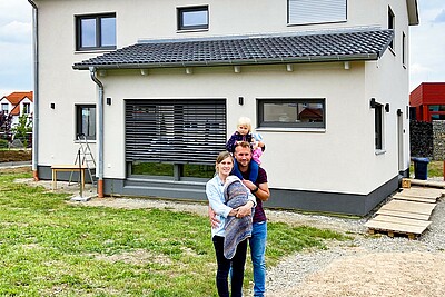 Die Bauherrenfamilie Weiss vor ihrem neuen Hanse Haus