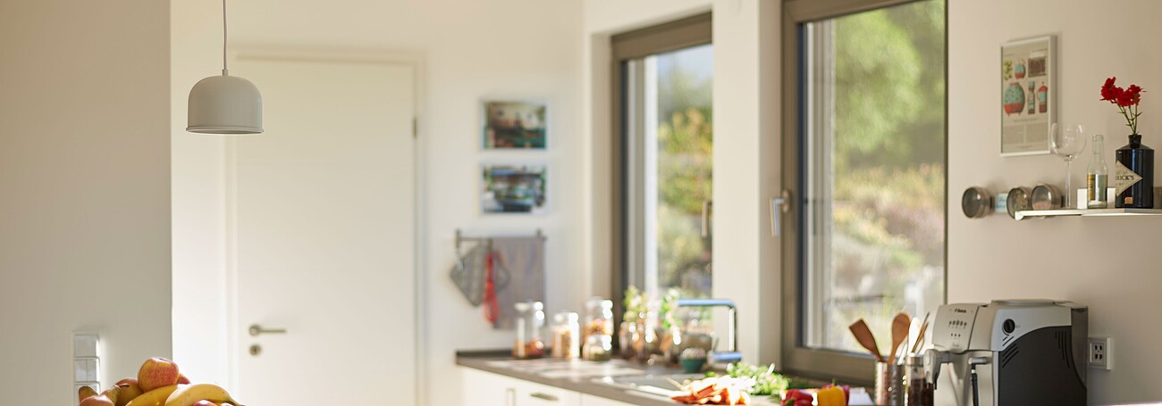 Essbereich und Küche in einem Fertighaus von Hanse Haus