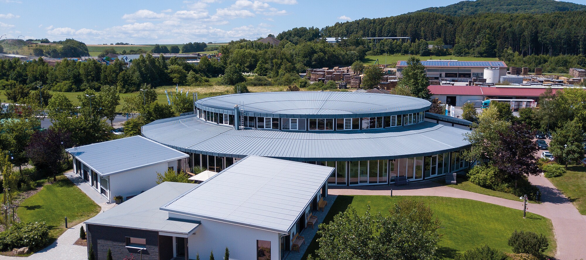 Das Bauherrenzentrum von Hanse Haus in Oberleichetrsbach aus der Luft