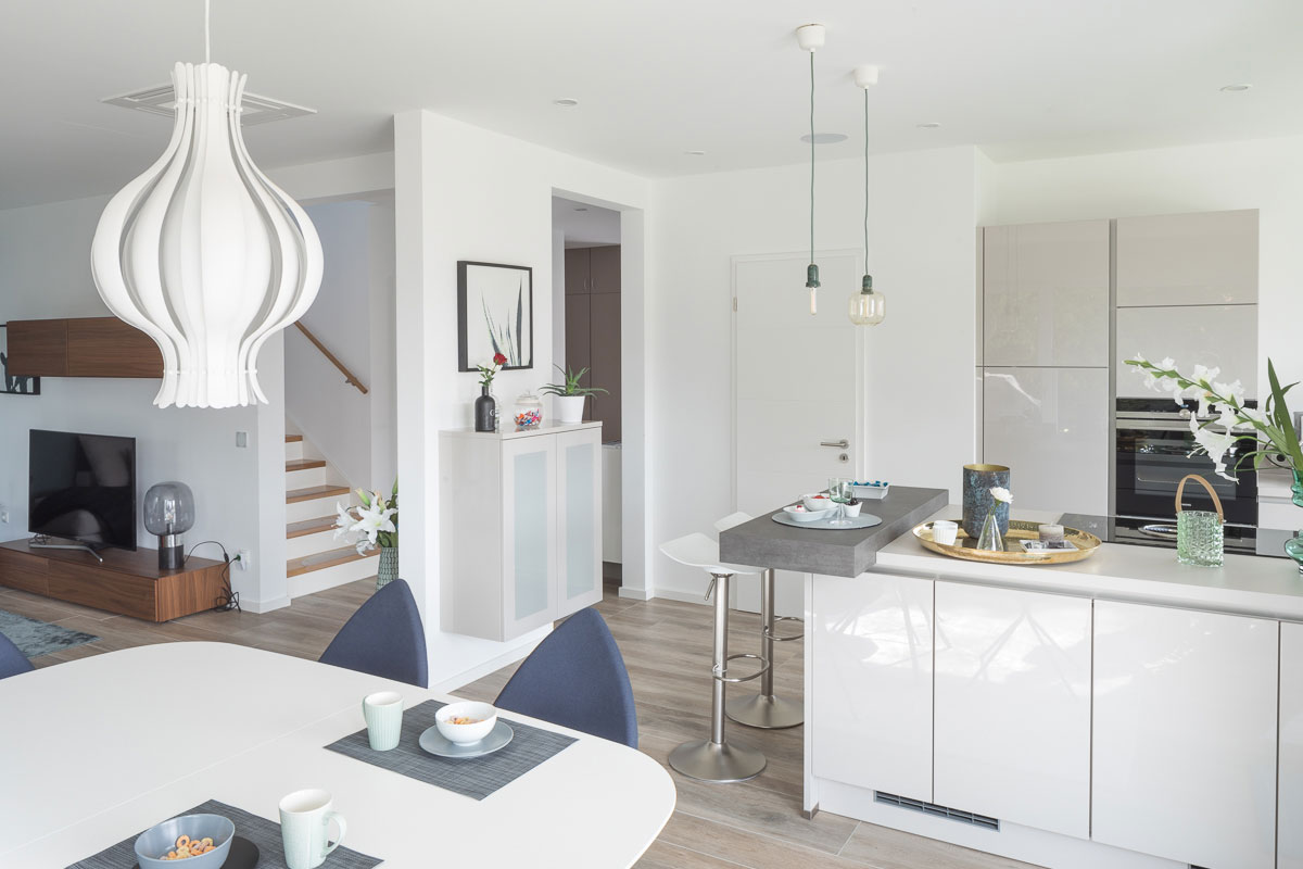 K&Atilde;&frac14;che und Einbaum&Atilde;&para;bel in einem Fertighaus von Hanse Haus